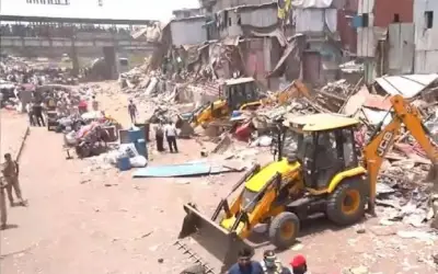 मुंबई के बांद्रा में अवैध निर्माण पर बुलडोजर एक्शन, 400 झुग्गी-झोपड़ियां ध्वस्त