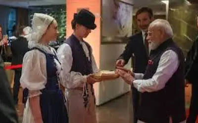 पीएम मोदी का स्लोवाकिया में पारंपरिक ब्रेड-और-नमक देकर किया गया स्वागत