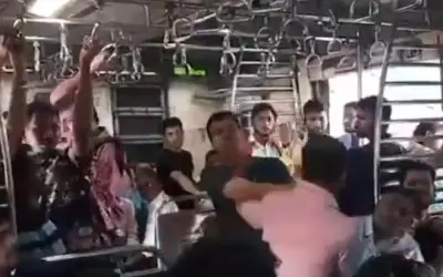मुंबई लोकल में सीट को लेकर हुए विवाद के बाद खूनी संघर्ष, तीन यात्रियों पर हमला हालत गंभीर