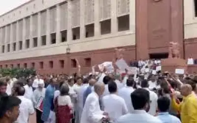संसद के में विपक्ष का हंगामा, दोनों सदनों की कार्यवाही स्थगित