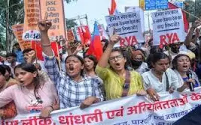 झारखंड में छात्रों का बड़ा प्रदर्शन,परीक्षाओं को लेकर सरकार से टकराव