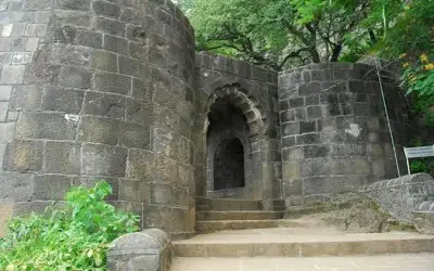 शिवनेरी किले के पास बने दरगाह पर सियासत तेज, मौके पर पहुंचे किरीट सोमैया