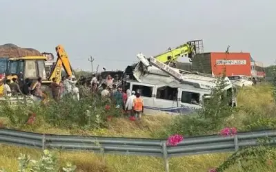 दिल्ली-मुंबई एक्सप्रेसवे पर भीषण हादसा, खाई में गिरी यात्रियों से भरी बस