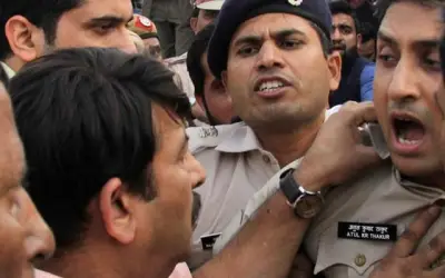 धक्का मुक्की के बाद मनोज तिवारी अमानतुल्लाह के खिलाफ करेंगे केस