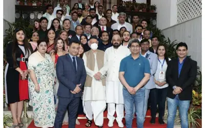 कोरोना योद्धाओं को राज्यपाल कोश्यारी ने दिए मुंबई हलचल अचीवर्स अवार्ड