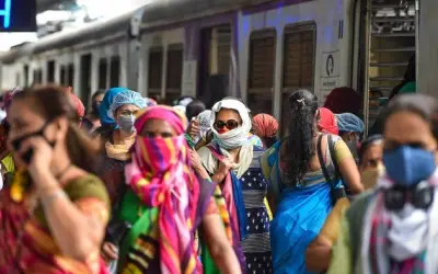 लोकल ट्रेनों में कोरोना से सावधान !