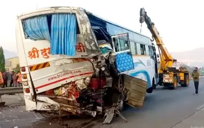 मुंबई-पुणे एक्सप्रेसवे पर बारातियों से भरी बस को कंटेनर ने मारी टक्कर, एक की मौत कई घायल