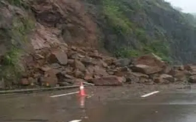 मालशेज घाट के रास्ते पर पहाड़ी पत्थर गिरे