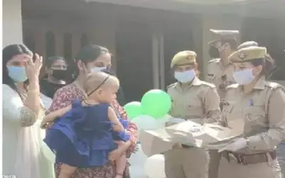लॉकडाउन में सीएम योगी के आदेश पर मथुरा पुलिस पहुंची एक साल की बच्ची का बर्थडे मनाने