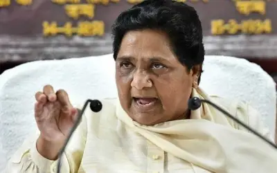 मूर्तियों वाली याचिका राजनीति से प्रेरित : मायावती