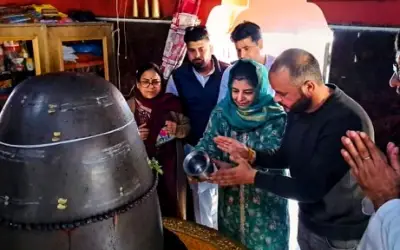 शिवलिंग पर जलाभिषेक से विवादों में घिरीं महबूबा मुफ़्ती