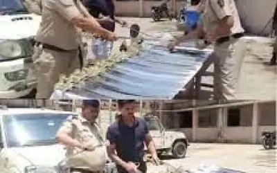 मुंबई-आगरा हाईवे पर स्कॉर्पियो से 90 हथियार बरामद