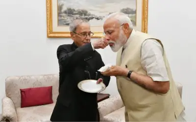 अब मोदी ने प्रणब मुखर्जी से लिया आशीर्वाद