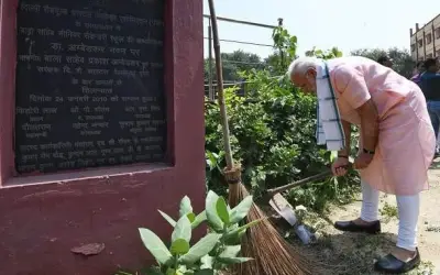 दिल्ली के स्कूल परिसर की सफाई पीएम मोदी ने की