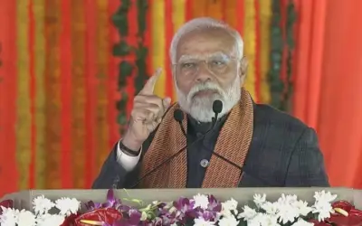 अपने एकदिवसीय दौरे पर कश्मीर पहुंचे पीएम मोदी