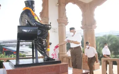 राष्ट्रीय स्वयंसेवक संघ के स्थापना दिवस और विजयादशमी पर आरएसएस प्रमुख मोहन भागवत ने की शस्त्र पूजा