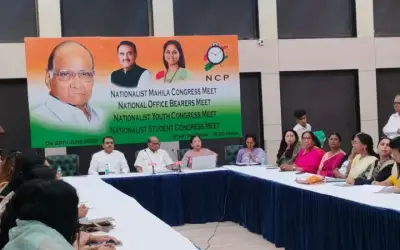 पार्टी के पोस्टर में अजित पवार की फोटो नहीं, एनसीपी में अब सुले राज !