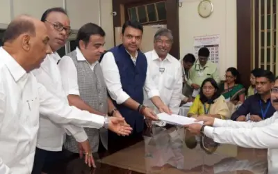 सीएम फड़नवीस ने नागपुर से भरा नामांकन