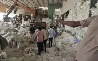 दीवार गिरने से नमक के कारखाने में 12 की मौत, 15 से ज्यादा लोग मलबे में दबे