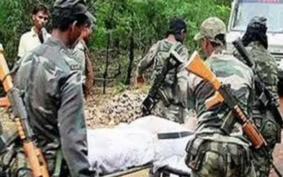 नक्सलियों के ब्लास्ट से सीआरपीएफ के दो जवान घायल