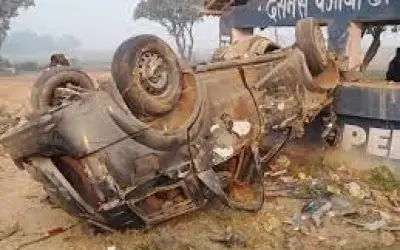 कार और नीलगाय की टक्कर में तीन की मौत