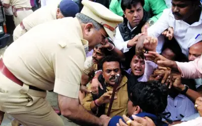 मुंबई में बाइक रैली से पहले संजय निरुपम गिरफ्तार