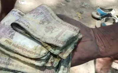 नाले से निकले पुराने पांच सौ के तीन लाख रुपए