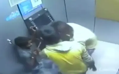 एटीएम से पैसे निकलते हुए दो युवक पकड़े गए