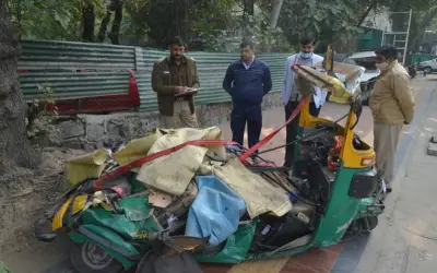 ऑटो पर कंटेनर पलटने से चार की मौत