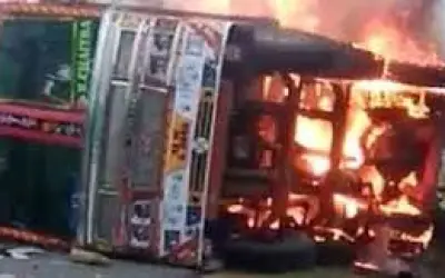 खड़ी लॉरी में आग लगी तो ज़िंदा जला एक शख्स