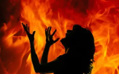 किशोरी ने खुद को आग लगाई, दबंगों से थी परेशान