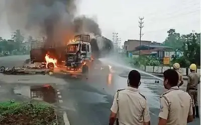 दो वाहन के टक्कर में लगी आग से तीन की जलकर मौत