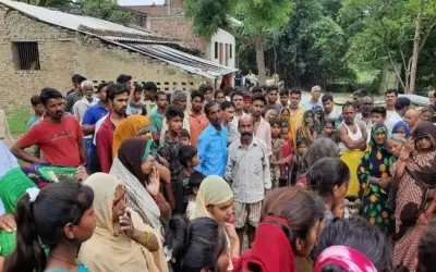 सड़क पार करते समय बेटी के सामने गई मां की जान