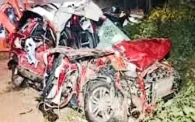 मिनी ट्रक और कार की जबरदस्त टक्कर में एक बच्ची समेत माता-पिता की मौत