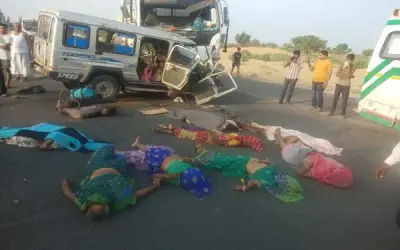 भीषण सड़क हादसे में 11 की मौत