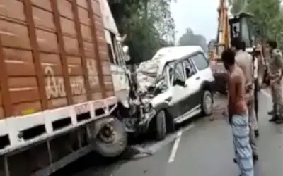 ट्रक और स्कॉर्पियो कार में टक्कर से नौ की मौत