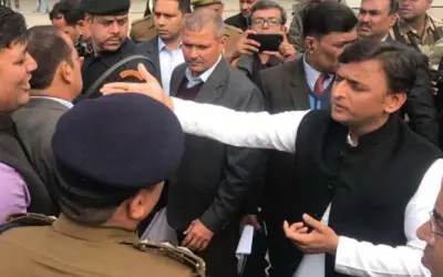 अखिलेश को लखनऊ एयरपोर्ट पर रोका गया