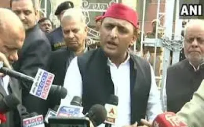 विधानसभा के बाहर धरने पर बैठे अखिलेश यादव
