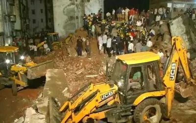अहमदाबाद में चार मंज़िली ईमारत के गिरने से एक की मौत, कुछ लोग मलबे में दबे