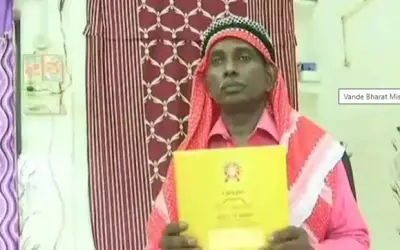 इकबाल अंसारी को भूमि पूजन का पहला कार्ड
