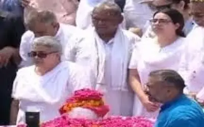 अटल जी के अस्थि कलश विसर्जन से जूते गायब और मोबाइल की चोरी