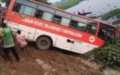 असम : बस खाई में गिरने से छह यात्रियों की मौत, दो दर्जन से ज्यादा घायल