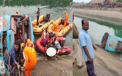 नहर में गिरी बस, 47 लोगों की मौत