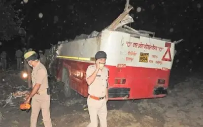 बोलेरो और बस की टक्कर में सात की मौत