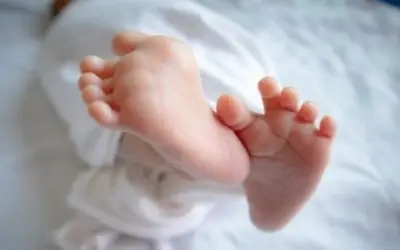दुर्घटना में मौत से पहले महिला ने सड़क पर बच्ची को दिया जन्म