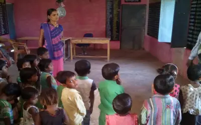 जिलाधिकारी की बेटी आंगनबाड़ी की विद्यार्थी