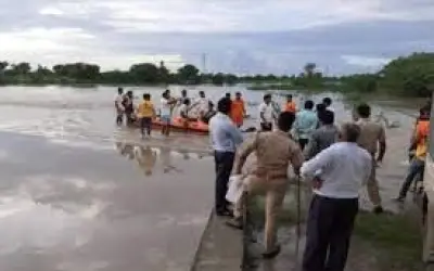 तेज उफ़ान में वकील समेत दो लोग बहे