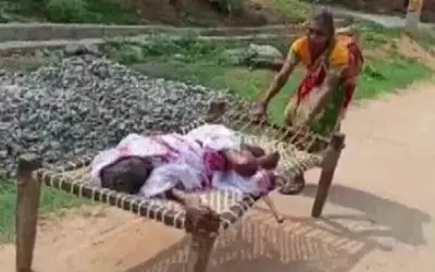 बैंक ने पेंशन की राशि देने से मना किया तो सौ साल की मां को खटिया पर घसीटकर लाना पड़ा