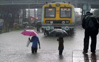 बारिश से बेहाल हुई मुंबई,  वसई-विरार में सड़कों पर जल सैलाब