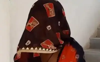 बीच बाज़ार में ससुरालवालों ने बहू के कपड़े उतरवाए